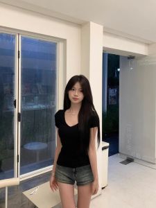 เซ็กซี่ผ้าฝ้ายคอวีแขนสั้นกางเกงยีนส์กางเกงขาสั้นชุดสองชิ้นสําหรับผู้หญิงแฟชั่นฤดูร้อนชุดสไตล์เสื้อสวมหัว