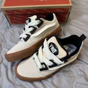 Knu Skool Suede Wide Laced Casual Shoes Retro Plump Bread Mens Skate Shoes Low Top Flat Heel Color Block Rubber Outsole