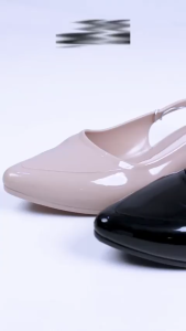 Sepatu Kerja Wanita Glossy Hitam Mewah Kekinian Flat Shoes Sendal Karet Jelly L635-1