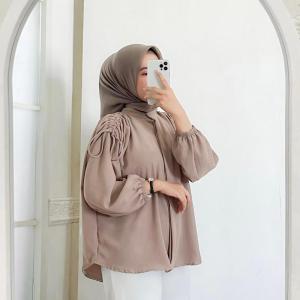 Gaya Busana Casual OOTD dengan Blouse Crincle Airflow Polos