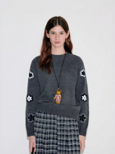 Fano | Áo Sweater Ngắn Phù Hiệu Hoa Văn Đẹp