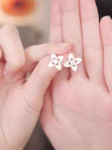 DODO.GOGO | Bông Tai Hình Clover Bốn Lá Độc Đáo Thiết Kế Độc Quyền Sang Trọng 2026