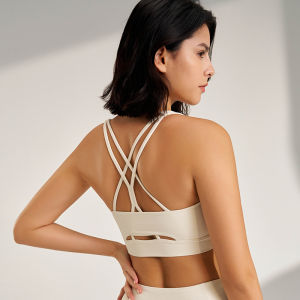 เสื้อครอปโยคะสตรีความยืดหยุ่นสูงแห้งเร็วระบายอากาศขนาดบวกคอ U น้ําหนักเบาพร้อมสายรัดข้ามด้านหลังชุดชั้นในโยคะเบาะ