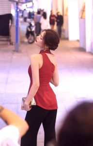 Vella Fashion - Áo peplum lệch vai xếp ly sơ mi công sở không tay VA24009