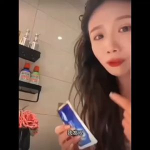 Miếng dán trắng răng 5D WHITE Miếng dán giúp làm trắng răng một cách nhẹ nhàng và hỗ trợ làm răng trắng sáng hơn.
