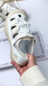 🚚จัดส่งจากประเทศไทย-รองเท้ากีฬาลำลองแฟชั่นและน่ารักกลวงระบายอากาศรองเท้าลำลอง Velcro รองเท้าแตะกลางแจ้งสำหรับผู้หญิง