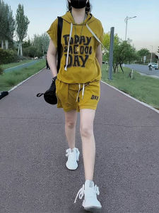 Shalldoer | ชุดสองชิ้นแฟชั่นสำหรับผู้หญิงในช่วงฤดูร้อนปี 2025 พร้อมพิมพ์ตัวอักษรและฮู้ดแขนสั้น กางเกงขายาวทรงหลวมสบาย ๆ ผ้าโพลีเอสเตอร์