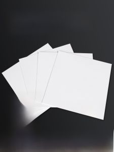 แผ่น PVC ป้องกันความชื้นสีขาวและสีดำ แผ่น PVC บางสำหรับติดผนัง อุปกรณ์ตัดชิ้นส่วน อุปกรณ์ตกแต่งภายใน อุปกรณ์เครื่องมือ