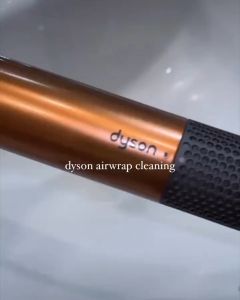Chổi vệ sinh bộ lọc cho máy tạo kiểu tóc và máy sấy Dyson Airwrap™ của bạn.