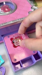 ชุดทำพวงกุญแจ DIY เพื่อเล่น DIY เครื่องประดับเด็ก หนังสือเวทมนตร์ ของเล่นเด็ก ชุดกล่องของขวัญแฮ Magic Book ด้วยเขียนและแฮไลบรารี