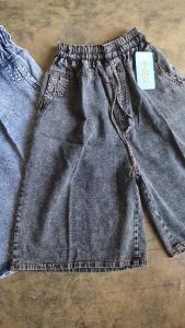 Celana Pendek 7/8: Pilihan untuk Pria dengan Tampilan Trendy dan Nyaman