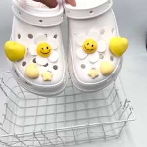 ชุดครอป 8 ชิ้น เซ็ตลายดอกไม้ยิ้ม 3D รองเท้า ความรัก หัวเข็ม สำหรับ Crocs คลิกที่นี่ 🛍️