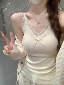 เสื้อกั๊กผู้หญิงคอวี เสื้อชั้นในแบบลำลอง สายปรับได้ ขอบลูกไม้ พร้อมแผ่นเสริมหน้าอก ฤดูร้อน 2025 แขนกุด สีพื้น