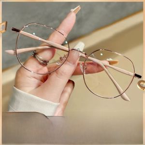 แว่นตากลางแจ้งสำหรับผู้หญิง รุ่นใหม่ปี 2024 น้ำหนักเบา สไตล์เรียบง่าย ขนาดใหญ่ แก้วใสระดับไฮเจียร์ ป้องกันแสงสีฟ้า