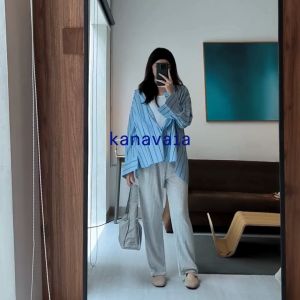 Tas Bahu Stylish & Nyaman: Kanavaia Tas Bahu Crinkle Slouchy dalam Warna Ash Grey