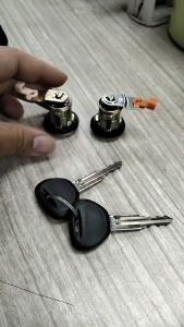 J01S06 DOOR KEY LOCK MITSUBISHI FUSO FM657 FM658 FN627 SET 2PCS LEFT & RIGHT LORRY TRUCK AKSESORI
