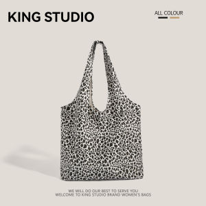 Casual Tote Bag with Single Shoulder Strap Large Capacity Leopard Print Canvas Bag for Students and Commuters