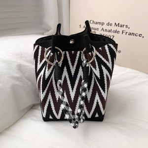 กระเป๋าถือถักสไตล์เกาหลีใหม่ กระเป๋าถือแบบถัง กระเป๋าถือสำหรับเดินทางในช่วงฤดูร้อน กระเป๋าถือแบบถักลายดอกไม้ กระเป๋าถือแบบสะพายไหล่สำหรับผู้หญิง