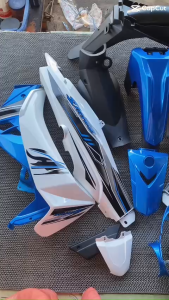 Bộ dàn áo sirius xăng cơ màu xanh kendy phối trắng dán sẵn tem ABS nguyên sinh.