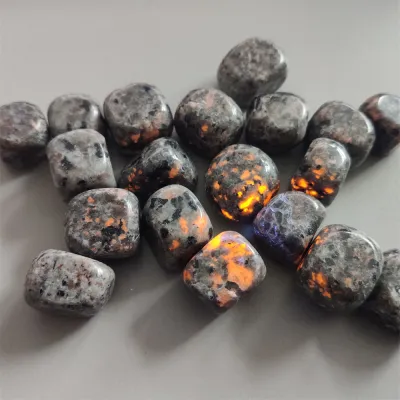 Natural Bright Yooperlites Flamestone UV Glowing Crystal Stone FireStone Fluorescent Sodalite Flame Stone Home Decoration Stone