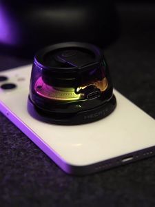 ลำโพงบลูทูธแบบพกพา BASIKE แบบแม่เหล็กพร้อมแบตเตอรี่ในตัว 400mAh กล่องเสียงขนาดเล็ก เครื่องเล่น Bluetooth 5.3 พร้อมไฟ RGB ที่วางโทรศัพท์สำหรับกลางแจ้ง