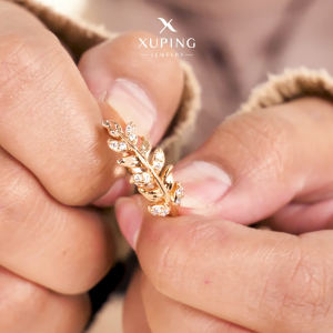 Xuping Cincin Motif Daun Emas Zircon 0121210530