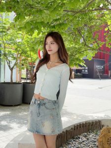 กระโปรงยีนส์ทรงเอเอวสูง ทรงเข้ารูป ดีไซน์เก๋ไก๋สำหรับฤดูร้อน 2024 กระโปรงสั้นผ้าเดนิมซักได้แบบใหม่ เข้ารูปด้วยเพชร กระโปรงทรงเอ