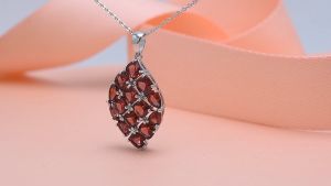 Natural Red Garnet Silver Pendants for Women S925 Jewelry 8.7 Carats Natural Garnet Romantic Design for Women Christmas Gifts
