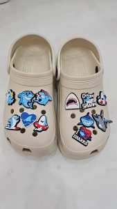Charm jibbitz sticker 2D gắn dép cross mẫu C65 shark
