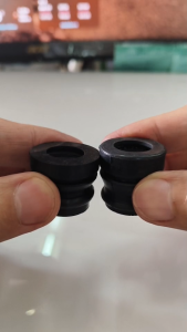 อะไหล่เลื่อยยนต์5200 5800 ยางกันสั่น ยางกันกระแทก ขายเป็นชุด 5ตัว (สั้น3ตัว ยาว2ตัว) ยางเกรดคุณภาพ ใช้กับเลื่อยได้ทุกยี่ห้อ