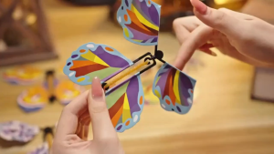【24H SHIP】Magic Flying butterfly Wind Up Toy In The Sky Bookmark Greeting Card Rubber Band Powered Kids Magic Props Surpris Gift