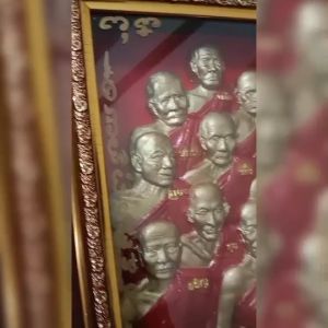 กรอบรูปกระจกรวมพระเกจิ กรอบรูปสวยงาม มอบเป็นของขวัญหลายโอกาส/เปิดร้านใหม่/เสริมฮวงจูญ/ตกแต่งบ้าน/ขึ้นบ้านใหม่/ติดร้านค้า/ของที่ระลึก (ขนาด 17"x15")