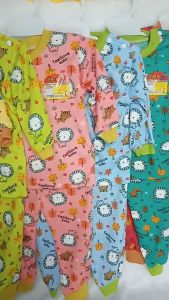 Setelan Piyama Bayi Usia 3-12 Bulan: Kaos Oblong Kancing Bahu Lengan Panjang Full Print