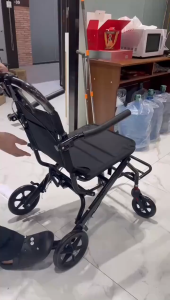 รถเข็นผู้สูงอายุ วีลแชร์พับได้ น้ำหนักเบา 9 กก. ล้อใหญ่ 12 นิ้ว ยางตันกันระเบิด เบรกปลอดภัย รับประกัน 1 ปี Wheelchair