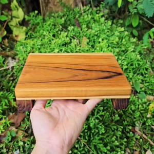 ที่วางของ โต๊ะเตี้ยวางของเอนกประสงค์ ชั้นวางของไม้สักขนาดเล็ก ก15xย20xส5ซม. หนา 2 ซม. ทำจากไม้สักแท้ แข็งแรง คงทน ลวดลายสีไม้สักสวยงามตามธรรมชาติ