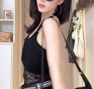 เสื้อครอป สายเดี่ยว สีพื้น มีสายคล้องคอแบบเปีย เซ็ต2ชิ้น(ติดกัน) ดีไซน์อกผ้าสอดไขว้ ด้านในแต่งผ้าลูกไม้ ผ้าโพลิเอสเตอร์ ชุดไปทะเล #3123