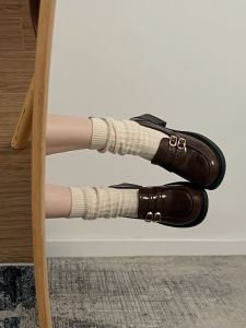 รองเท้าส้นสูงสไตล์ฝรั่งเศส Mary Janes สีน้ำตาลสำหรับผู้หญิง รองเท้าส้นหนาสไตล์อังกฤษ รองเท้าหนังขนาดเล็ก รองเท้าแฟชั่นฤดูใบไม้ผลิ 2025