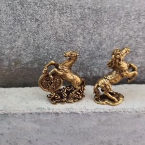 2 ชิ้น ตูดสารตุ๊กตาม้า รูปปั้นม้า ม้ามงคล กระโดด พยศ คีบเหรียญทอง สัตว์มงคล ปีมะเมีย สีทอง พกพา ประดับบ้าน โต๊ะทำงาน เล็กจิ๋ว ทองเหลือง