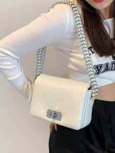 กระเป๋าสะพายข้างทรงสี่เหลี่ยมเล็กสำหรับผู้หญิง 2025 กระเป๋าสะพายข้างแบบโซ่สี่เหลี่ยมเล็กแบบใหม่ กระเป๋าโทรศัพท์มือถือระดับไฮเอนด์