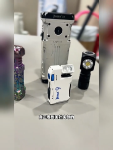 【กะทัดรัดและพกพาสะดวก】WUBEN G5 แบบพกพาไฟแม่เหล็กดูด EDC ไฟฉายที่แข็งแกร่ง RGB สีแดงสีฟ้า Flash Mountain สวมโคมไฟกลางแจ้งแบบชาร์จไฟได้ 7 สี RGB + แหล่งกำเนิดแสงสีขาวคู่ ไฮไลท์ 400 ลูเมน IP68 เกรดกันน้ำ ไฟหน้า