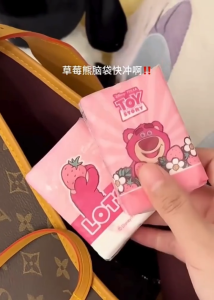 Tisu 草莓熊印花抽纸 Lotso Tissue Paper 卡通可爱便携纸巾餐巾纸学生便携卫生纸随身式图案纸 Cute Cartoon Printed Portable Facial Pocket