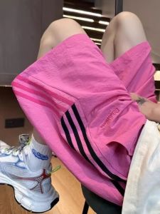 กางเกงขาสั้นสีชมพูสำหรับผู้หญิง ทรงหลวม ลำลอง แห้งเร็ว 5 นิ้ว ผ้าไหมน้ำแข็ง กางเกงขายาวทรงตรง ทรงหลวม ฤดูร้อน 2025