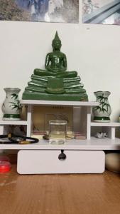 หิ้งพระตั้งโต๊ะ  หิ้งพระติดผนัง พร้อมลิ้นชัก  โต๊ะบูชา หิ้งบูชา วางพระฐาน7 นิ้ว โต๊ะวางพระ โต๊ะวางพระพุทธศาสนา - Lazada