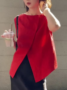 เสื้อกั๊กแขนกุดสีแดงสไตล์ฝรั่งเศส ทรงหลวม ลำลอง สำหรับผู้หญิง ฤดูร้อน 2025 เสื้อเชิ้ตใหม่ คอลเลกชันฤดูร้อน เสื้อคลุมกันหนาว