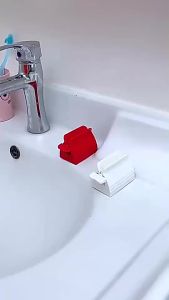 อุปกรณ์ในห้องน้ำคลิปหนีบยาสีฟันบีบสบู่ล้างหน้าเครื่องคั้นน้ำหลอดแปรงสีฟันขี้เกียจ