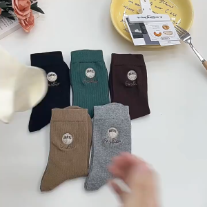 CEEKEY ถุงเท้าสุภาพสตรีถุงเท้าผ้าฝ้ายถุงเท้าขนาดกลางฤดูใบไม้ร่วงและฤดูหนาวผูกปักฤดูใบไม้ผลิและฤดูใบไม้ร่วงที่เรียบง่ายร้อยถุงเท้า