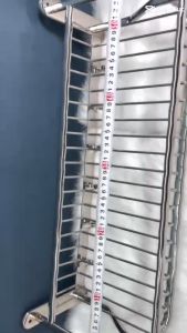 Máng khăn có rỗ đựng đồ dùng nhà tắm sử dụng láp 3ly inox dày inox 304 chống gỉ sét bền bỉ với thời gian