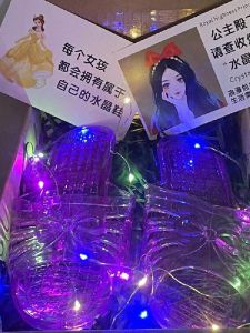 รองเท้าแตะส้นสูงคริสตัลสำหรับวันเกิดของเพื่อนรัก รองเท้าแตะส้นสูงแบบสวมหัวกลม พื้นรองเท้า PVC สไตล์วันพีซ รองเท้าแตะส้นสูงสำหรับผู้หญิง