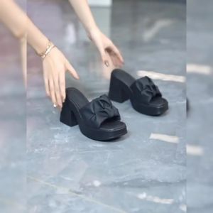 SQShop Hot รองเท้าแฟชั่นส้นสูง ตัวสวมเป็นงานจับจีบสีเดียวกับรองเท้า ความสูงอยู่ที่ 8 เซน และมีถึง4สีให้เลือก ใส่สบาย แมทช์ง่าย ราคาถูก ไม่เชื่อลองมาซื้อกันได้