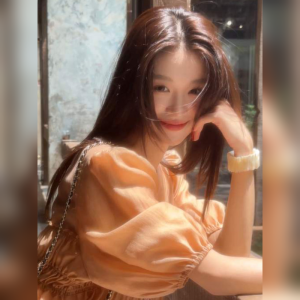 YUFUQING | Áo sơ mi nữ phong cách Pháp ngọt ngào mùa hè 2025 mới rộng rãi cổ chữ V tay bồng dài thường ngày polyester 100%